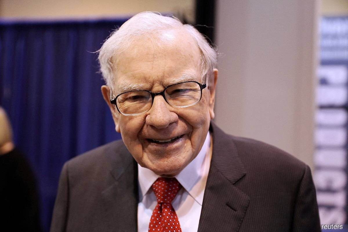 Warren Buffett faults handling of bank failures, upbeat on US, Berkshire